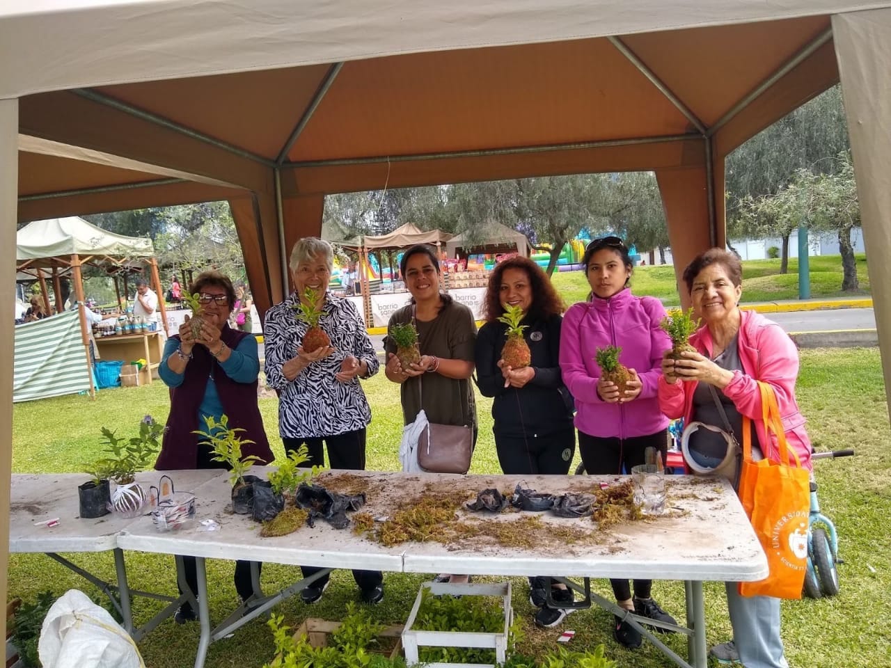 Grupo con sus kokedamas terminadas